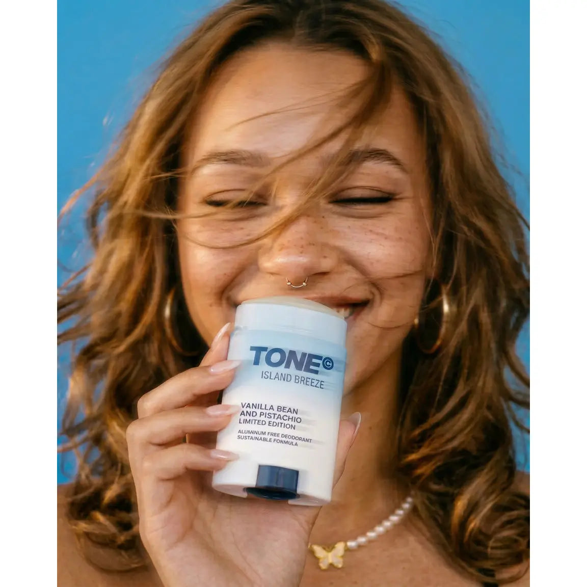tone-island-breeze-deodorant-woman-smelling.webp
